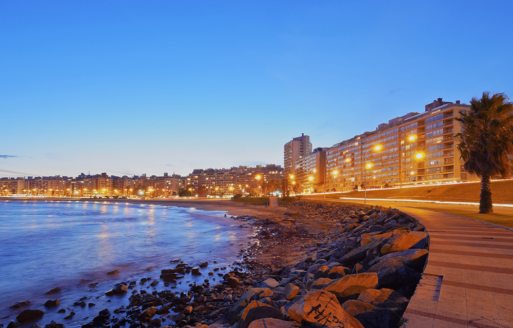Orla de Montevidéu (rambla) ao entardecer